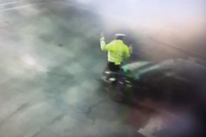 Un poliţist rutier a fost lovit de o maşină în timp ce dirija circulaţia