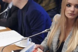Cum a ajuns fiica purtătorului de cuvânt al lui Putin, stagiară la Parlamentul European. Reacţiile sunt de indignare: Este o mare ruşine!