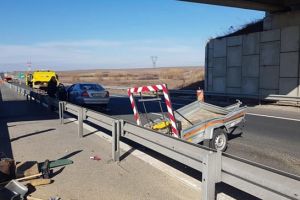 Un şofer neatent a lovit remorca de semnalizare pentru lucrări, pe autostrada Timişoara-Lugoj