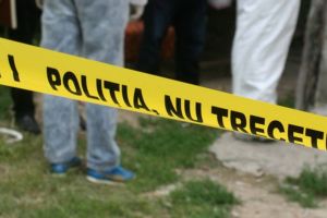 Crimă oribilă, la Băiţa - Bihor: A stat săptămâni în şir în casă cu amicul pe care l-a tăiat în două!