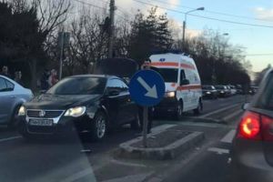 Tânără la spital, după ce a fost lovită de maşină pe trecerea de pietoni, în Complexul Studenţesc