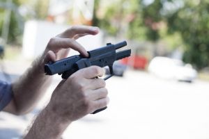 Bărbat cercetat penal după ce a fost prins cu permisul de armă expirat