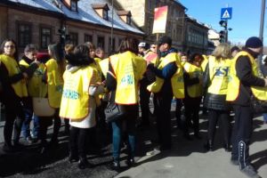 VIDEO FOTO – Peste 100 de dascăli protestează paşnic în faţa Prefecturii Sibiu