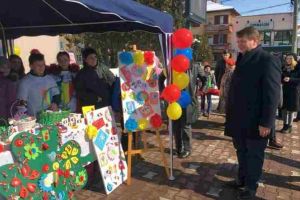 Vestitorii primăverii la Sebeş: Mărţişoare şi cadouri surpriză oferite trecătorilor de 1 Martie în faţa Centrului Cultural ”Lucian Blaga”