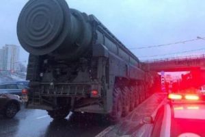 VIDEO: Doar în Rusia se poate întâmpla aşa ceva. Transportoare de rachete balistice intercontinentale blocate în trafic