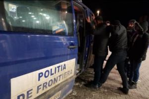 Microbuz plin de migranţi oprit la frontieră