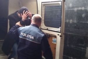 Bărbat prins de poliţişti după ce a comis mai multe furturi într-o localitate din judeţ