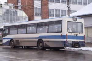 Șofer de autobuz lovit cu sticla în cap în timp ce se afla la serviciu