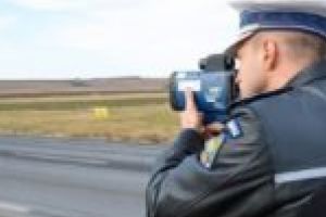 Cu câte cartuşe va fi încărcat pistolul radar pentru a putea ieşi pe uşa Primăriei Moldova Nouă?