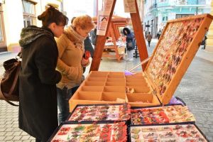 Oradea, pregătită de primăvară: Comercianţii şi-au întins tarabele cu mărţişoare pe Corso (FOTO)
