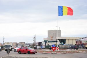 Constanta. Steaguri montate in doua intersectiile importante din oras