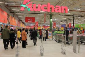 Lupta pentru angajaţi. Auchan a majorat salariile