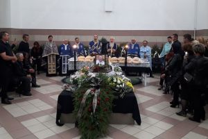 Bărbatul peste care a căzut un copac din parc, înmormântat. IPS Andrei, la slujbă (FOTO)