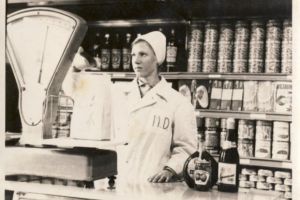 Îţi mai aminteşti cât costa o bere pe timpul lui Ceauşescu? Dar un kilogram de banane?