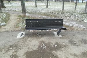 Banci vandalizate sau instabile? Cine sunt agentii economici care au livrat mobilier urban Primariei Constanta. Date din contractul atribuit  (galerie foto + document)