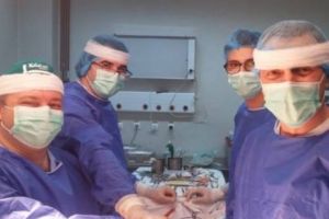 Medicii de la Militar au reuşit să vindece un pacient cu cancer pulmonar: „O bătălie câştigată!” Poza din sala de operaţie face cât 1.000 de cuvinte!