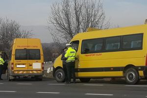 Microbuz şcolar cu ITP expirat, la Zam. La fel şi permisul şoferului