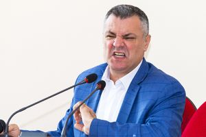 Oancea, în conflict cu o parte dintre angajaţii Primăriei