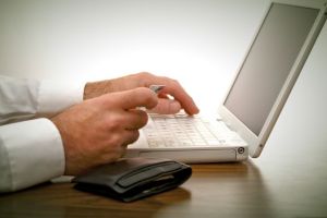 Tânăr din Bucureşti, reţinut după ce a făcut plăţi pe internet cu cardul unei femei din Gorj