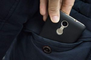 Adolescentă reţinută după ce a furat un telefon