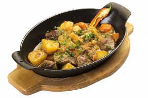 Friptură din carne de miel şi legume