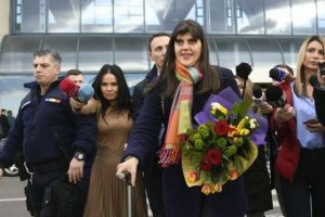 Kovesi, primită cu flori pe aeroportul Otopeni: Sunt onorată! A fost un vot pentru sistemul de justiţie din România