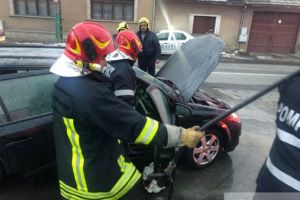 O maşină a luat foc lângă o benzinărie din Săcele