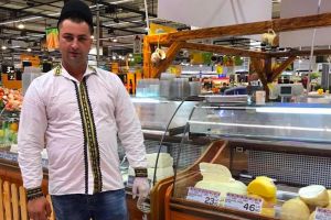 Brânză „de la noi din Sibiu” cum nu găseşti în toată ţara – Afacere moştenită din tată în fiu