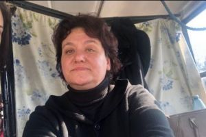 Povestea femeii care învârte pe degete un uriaş de 12 tone, zilnic