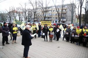 Protest al profesorilor de la sindicatul Spiru Haret în faţa Prefecturii Timiş