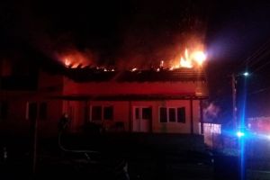 Casă cuprinsă de flăcări la Nuşeni. Pompierii au luptat două ore cu focul