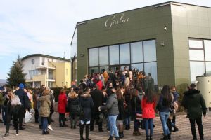 Bătălie pentru posturile de asistenţi medicali de la spital. Proba scrisă la un restaurant din oraş (FOTO)