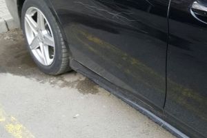 Autoturism vandalizat la Odorheiu Secuiesc de doi tineri