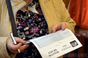 Urna s(c)apă turma: Bugetare participativă cu buletine de vot completate, la Liceul Ghibu din Oradea