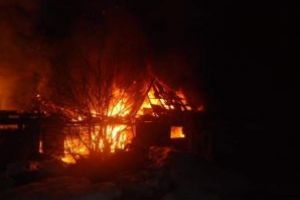 Flacarile au mistuit o magazine aflata in localitatea Razoare (FOTO)