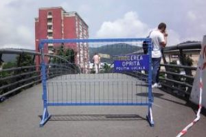 Puntea pietonala care trece peste raul Sasar de langa Kaufland va intra in reabilitare totala