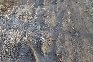 Zeci de străzi de pământ din Suceava nu pot fi asfaltate, pentru că sunt private