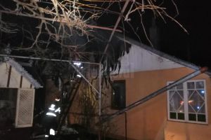 Un incendiu a afectat grav o locuinţă şi anexele din jur, în comuna Pătrăuţi
