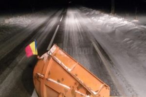 Circulaţie în condiţii de iarnă în zona de munte. Două tiruri s-au ciocnit la Iacobeni