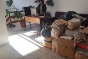 Revoltător! O angajată a unei primării din Gorj lucrează în condiţii inumane. Edilul este „faimos” pentru abuzurile pe care le face