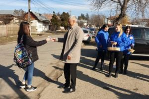 La Călineşti, Consilierul Mihai Georgescu a oferit 1500 de mărţişoare