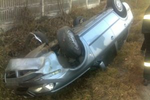 Un tânăr sătmărean, de 18 ani, băut bine şi fără permis, a ajuns cu maşina în şanţ