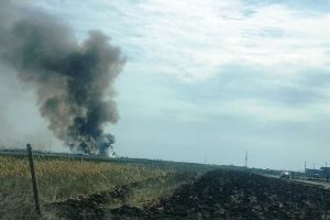 FOTO-ULTIMĂ ORĂ: Incendiu de vegetaţie lângă Penitenciarul Focşani