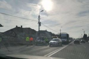 ACCIDENT rutier în Partoş cu trei autoturisme implicate. Traficul este îngreunat