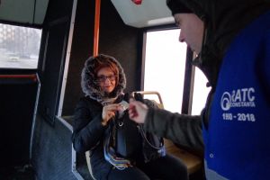 Echipele RATC Constanta ofera martisoare doamnelor si domnisoarelor surprinse in autobuz 