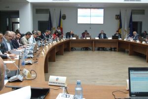 Ca să facă bani de salarii primarul Ionuţ Pucheanu a început să vândă terenurile oraşului