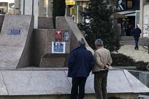 Au mai rămas doar chipuri pe un monument care nu e al lor…