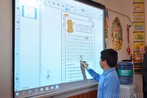 Prima şcoală “smart” din Bihor: La „Nicolae Bălcescu”, toţi elevii învaţă prin jocuri şi aplicaţii, pe table interactive (FOTO / VIDEO)