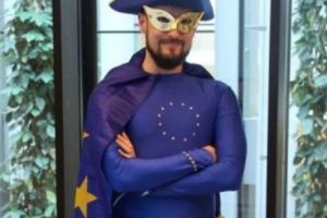 Captain Europe: Mascota care îi face infantili pe europeni