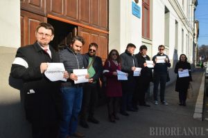 Mai mulţi ziarişti decât protestatari: După ce au anunţat că ies în stradă, procurorii orădeni s-au „revoltat” din birou